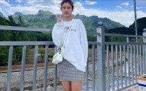 一邊玩手機一邊被男友插