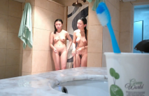 十二月最新流出大神潛入溫泉洗浴會所偷拍 兩個附近高校來泡澡的學妹浴池跟拍到淋浴間