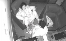 攝像頭破解真實偸拍，為了省錢一對稚嫩小情侶在網咖開個包房，不開機坐著舌吻摳逼循序漸進調情啪啪，有點生疏眼兒找不準