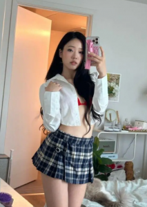 電競女神「JessicaKim」曾在 Onlyfans 發布的照片視頻被被網民扒出，大胸細腰摳逼 極盡誘惑