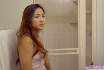 亞裔妹子被調教成隨時都可以操的騷貨，只穿一件睡裙挺翹的屁股很惹人雞動啪啪碰撞感覺超爽啊