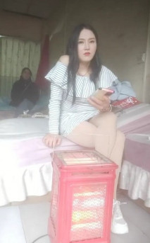 橫掃街頭炮王佳作，完整版未流出，【老王探花】，足浴店天天逛，穿梭花叢中肆意調戲，總有騷貨可以操，玩得瀟灑又快活