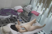 破解美容院監控攝像頭偷拍 一邊看劇一邊做全身推油按摩刮毛護理的白膚美少婦