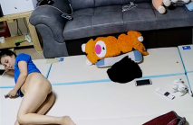 《居家攝像頭破解》大叔地板上猛操白嫩的媳婦直接給她幹趴了