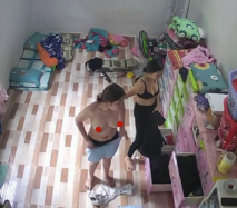 黑客破解會所小姐集體宿舍偷拍 小姐姐不穿內褲出門 跟男友視頻聊天衣服都聊沒了