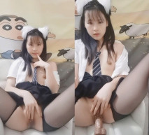黑絲露臉制服學妹第一次直播還害羞呢，聽狼友指揮自己揉著奶子摳著逼，甜甜假雞巴插進騷穴給狼友看不要錯過