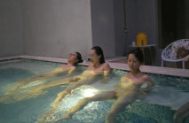 浴中心內部員工偷拍 三位白白嫩嫩的小姐姐洗澡泡湯