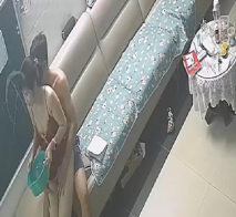黑客破解家庭網路攝像頭偷拍-奇葩夫妻手裡端個盤女兒還在邊上刷牙就插入了