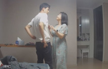 黑客破解家庭網路攝像頭偷拍 年輕帥小夥下班約少婦姐姐上家裡喝啤酒幾杯下肚激情啪啪