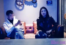 酒店約啪皮衣靚妹 苗條身材換上絲襪大力幹 呻吟嬌喘很是誘惑