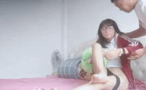 2025年最新流出，【一次一夜】，嫖妓大神，19歲眼鏡學生妹，一開始還很害羞，小穴很粉水又多，插進去爽翻了刺激