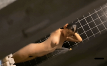 冒死爬窗偷窺鄰居上高中的女兒回家洗澡 身體發育的相當不錯