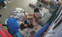 新流出黑客破解家庭網路攝像頭偷拍 玩具發燒友小哥中午和媳婦在客廳啪啪