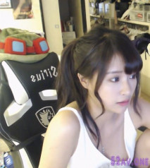 台灣 twitch實況主 小雲寶寶走光