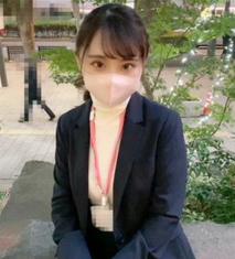 從鄉下來到東京的新人1年級學生。工作結束後穿西裝的樣子很萌！把內褲扒開插入~穿著衣服大量中出♥純粹♥