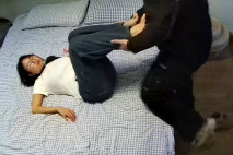 最新流出酒店偷拍 渣男小胖發現追求的反差婊眼鏡女友和其他男人關系曖昧醋意大發報復性操穴 對白精彩