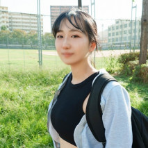 【初拍】一位感性和個性都出眾的田徑部女生。比賽前，她用一根大雞巴放鬆著自己，透過跑步鍛鍊出來的緊實美麗臀部。 「感覺真好……」她呻吟著，陰莖深深地插入她的陰道，讓她濕潤的陰戶受精。