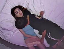 八月最新酒店上帝視角偷拍 極品黑絲眼鏡反差婊酒店約會小哥飢渴難耐撲到就幹