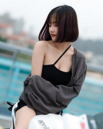 短髮妹前後各一根