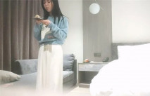 小利探花酒店約炮身材苗條的漂亮學妹先玩玩她的小嫩B連幹兩炮