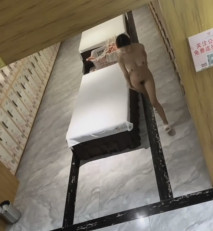 洗浴會所內部員工 躲藏通風管道設備放置包內偷拍更衣室的女浴客 拍到幾個高挑靚妹