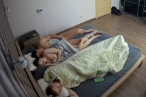 監控下的愛情 還是國外玩得開，三個的愛情，三人同床女友被好兄弟肏，我在一旁淡定玩手機！