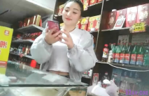 村長下午連續搞了兩個雜貨店老闆娘，給昨天搞過的老闆娘舔逼問他香不香