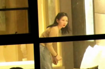 五星級酒店窗外偷拍G奶少婦偷情，跟情人纏綿30分鐘