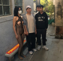 2025年12月，人氣露出女神【cikaimoon】，戶外全裸遊蕩，與偶遇路人合影，這一次有現場實拍高清圖