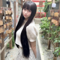 「我的嗜好是淋浴自慰……」玲花是清秀的黑髮求職生，希望考入大公司。她結實的大腿讓人無法抗拒勃起。大量的精液傾瀉在她油光閃閃的性感身體上…