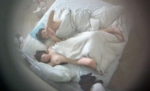 上帝視角 好白嫩的一個小美女 奶子雪白 還給男人剃龜毛 做愛的時候也不含糊 各種姿勢完美配合