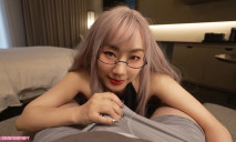 一周年特別企劃 米菲兔，特祭露臉黑絲風騷眼鏡娘，色情吃著雞巴小穴被操噴尿了，又美又騷採精吃下