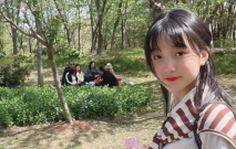 這是誰家小可愛，看著倒是清純 沒想到胸大又悶騷 操爽還會吐舌頭！