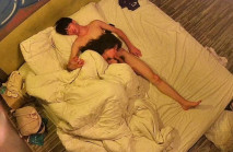 主題賓館上帝視角真實偸拍，大學生情侶一絲不掛滾床單，好身材大波妹子老司機啊，口交足交全自動女上位