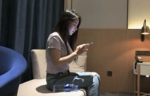 這個御姐很撩人 貼身短袖牛仔褲 前凸後翹高挑性感，蠢蠢欲動抱在懷里坐腿上愛撫親吻，插入大力抽送搞