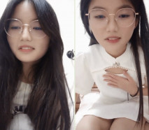 乖巧甜美眼鏡妹！應觀眾要求道具自慰！拿出假屌吸吮，抽插微毛騷逼，翹起屁股後入