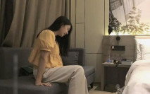 極品黃衣小姐姐 氣質溫柔好有淑女的感覺，白白嫩嫩胸部飽滿，男人看了就想狠狠蹂躪她，親吻口交上位騎乘