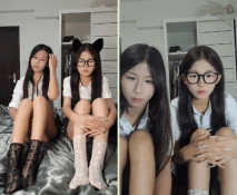 清純眼鏡19美少女，姐妹花一起，一臉呆萌卡哇伊，JK裝短裙，沒穿內褲看嫩穴，翹起美臀，疊羅漢掰穴特寫