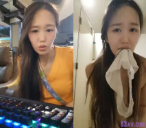 雪兒R粉顏值不錯妹子網襪衛生間自慰，脫掉內褲塞嘴大黑牛插入震動呻吟