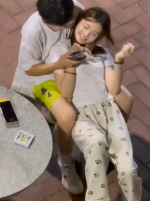 小情侶公園親熱