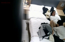 天眼偷拍 好清純的一對小情侶 男孩給女生舔的時候 女生還自己拿手機錄視頻 真是年輕不懂社會險惡