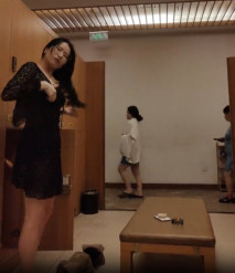 精品推薦 會所偷拍溫泉篇凹凸有致的極品眼鏡御姐絕美身材脫了內衣好大的胸