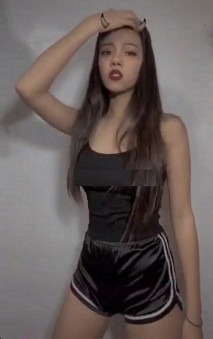 正妹的大波波真想讓人吸一口