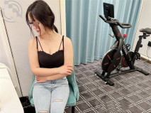 姐弟亂倫後續又來了！165CM身材高挑的漂亮御姐型姐姐，緊身牛仔褲 黑絲美腿，舌吻性感紅唇，逼被弟弟給操紅腫了，射了姐姐一臉