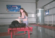 澡堂子內部員工近距離偷拍 奶大逼肥的美少婦洗澡換衣服