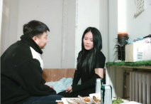 約操良家小少婦，出租屋喝酒，喝的差不多半推半就推倒，扒掉褲子騎臉舔屌，爆操肥臀呻吟