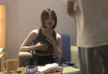 小哥酒店重金約炮剛剛出來兼職的漂亮川妹子“你真是處男？拿出來我看看