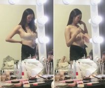 上海車展更衣室化妝間偷拍 兩個漂亮車模換衣服隱形文胸里的兩個圓圓的車頭燈真漂亮,真想試駕這輛車
