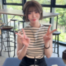 【初次・露臉】身高146cm，身材嬌小，聲音可愛的大學生。第一次P活讓她感到緊張☆ 汗濕的褲子讓她抑制不住興奮，最終大量中出黑歷史確定。