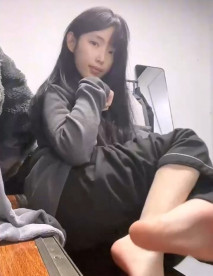 校花在宿舍自摸給男友看